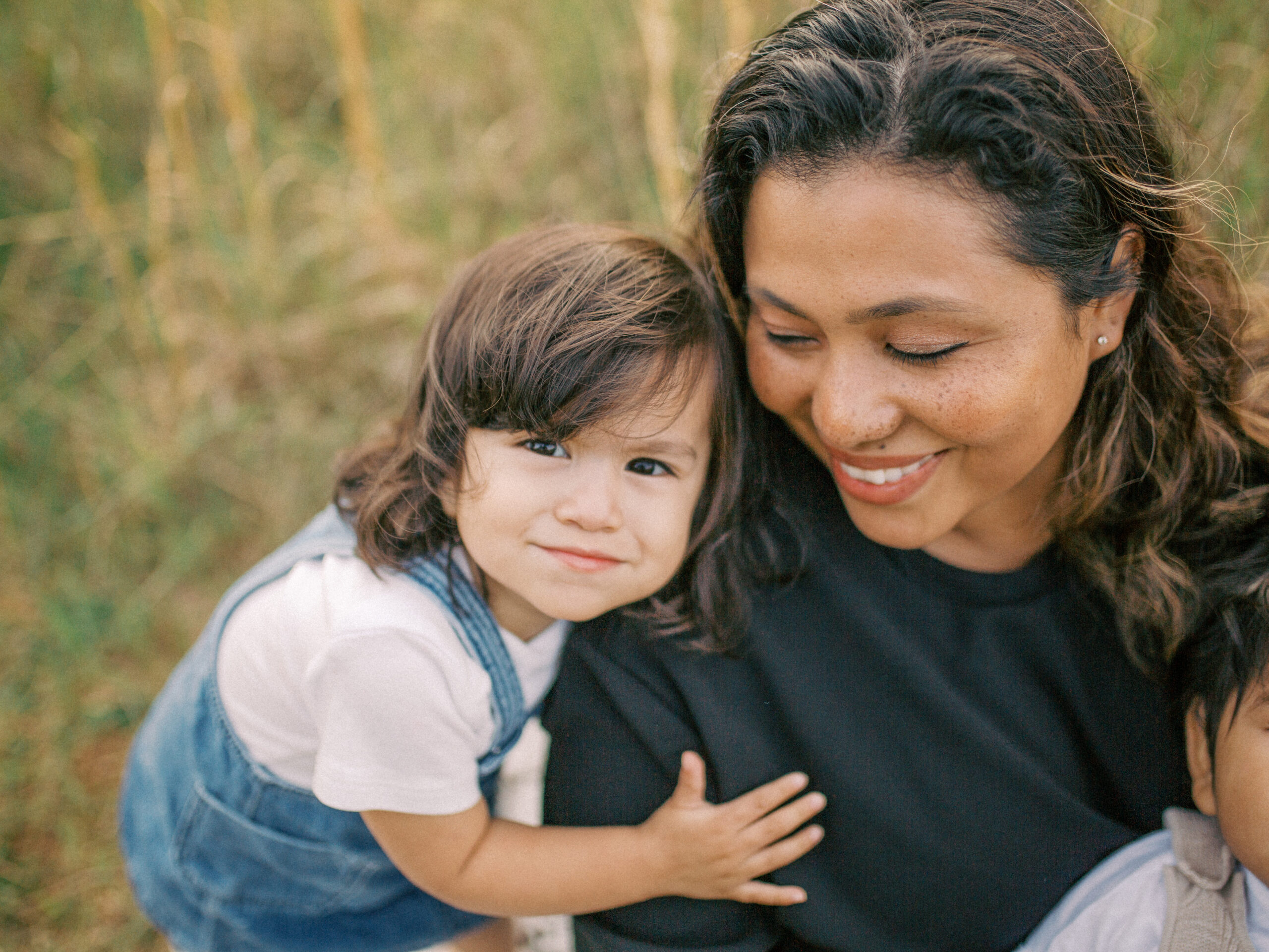mom and daughter embrace at a park in gwinnett county georgia